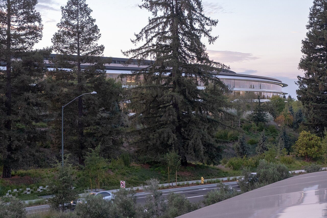 Het groene landschap rond Apple Park