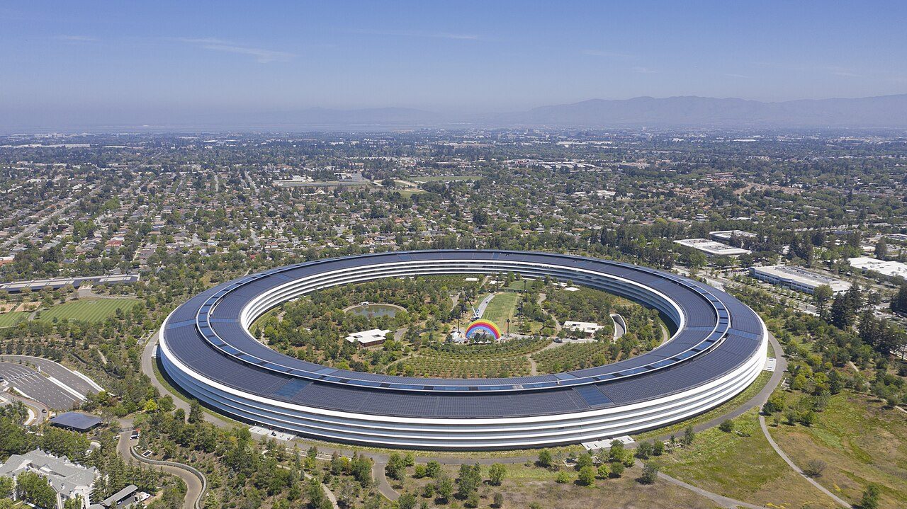 De ringvormige hoofdgebouw van Apple Park